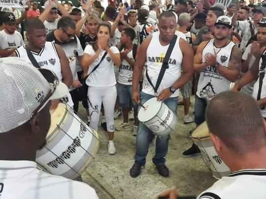Torcedores do Atlético recebem jogadores com festa em Confins