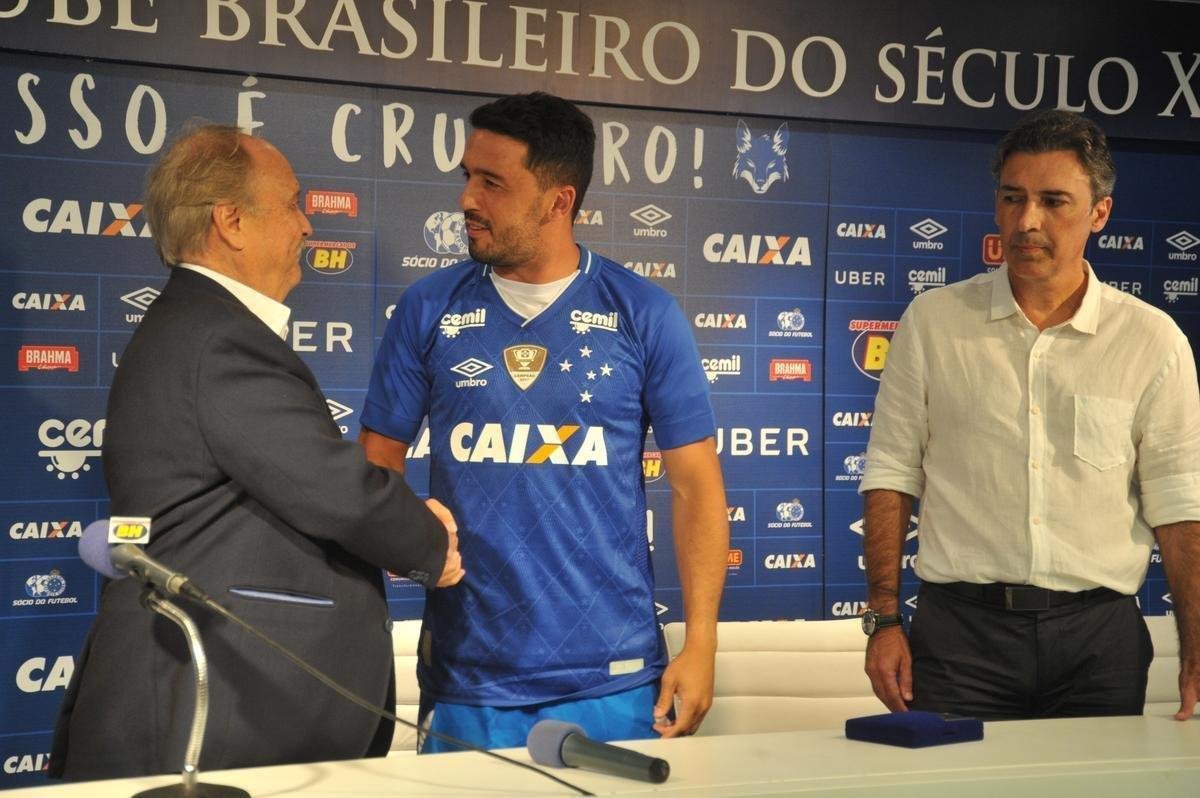 Veja fotos da apresentao do lateral Edilson