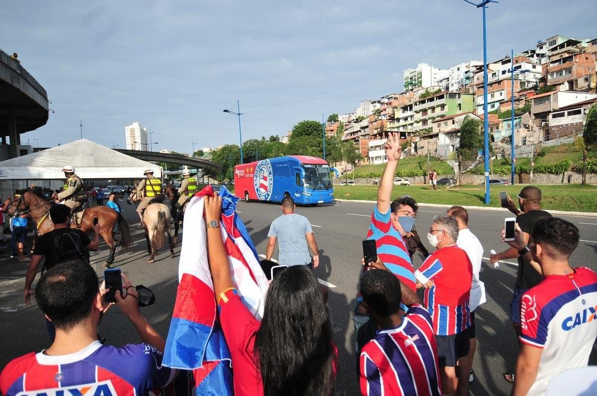 Chegada da delegao do Bahia  Fonte Nova, em Salvador