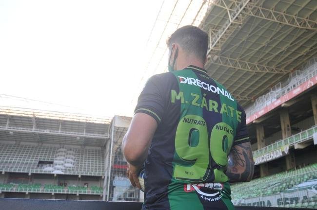 Mauro Zrate, atacante argentino de 34 anos, foi apresentado oficialmente pelo Amrica na tarde desta sexta-feira (3), no Estdio Independncia, em Belo Horizonte. Experiente, o atleta tem passagens por clubes como Fiorentina, Lazio e Inter de Milo, da Itlia, e tambm por Vlez Sarsfield e Boca Juniors, da Argentina.