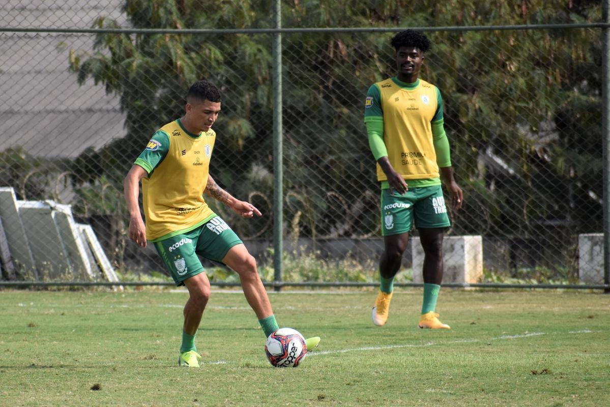 O Amrica segue em preparao para a deciso do Campeonato Mineiro, contra o Atltico. No prximo sbado (22), s 16h30, os rivais se enfrentaro no Mineiro, em Belo Horizonte. Para ser campeo estadual pela 17 vez, o Coelho precisar vencer o confronto. Isso porque a primeira partida terminou empatada em 0 a 0, e o Atltico possui a vantagem de jogar por um novo empate.