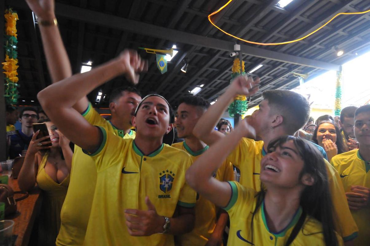 Na Avenida Fleming, em BH, bares lotam em jogo do Brasil na Copa