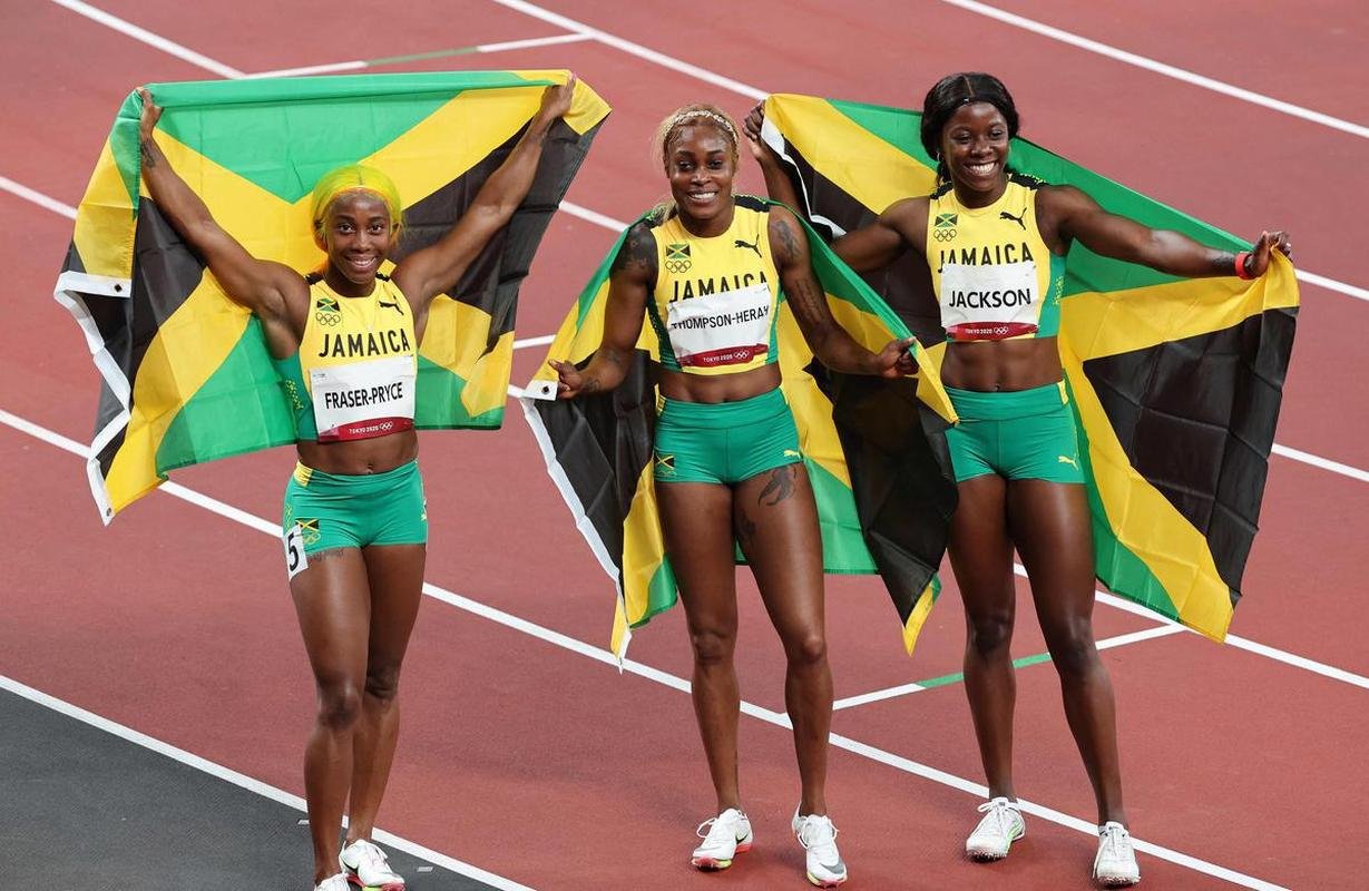 Fotos espetaculares da vitria da jamaicana Elaine Thompson-Herah nos 100m rasos dos Jogos Olmpicos de Tquio com o tempo de 10s61. A velocista quebrou o recorde olmpico e comandou o pdio jamaicano ao lado de Ann Fraser-Pryce, prata, e Shericka Jackson, bronze.