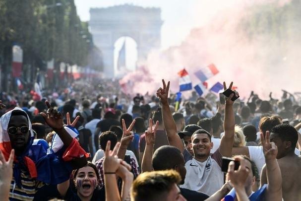 Torcedores franceses tomaram principais pontos turísticos e avenidas de Paris para celebrar o bi mundial