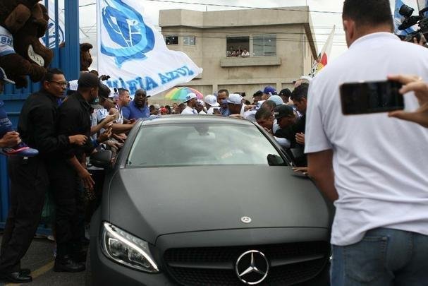 Torcedores do Cruzeiro foram  porta da Toca II apoiar os jogadores na vspera do jogo com o Flamengo
