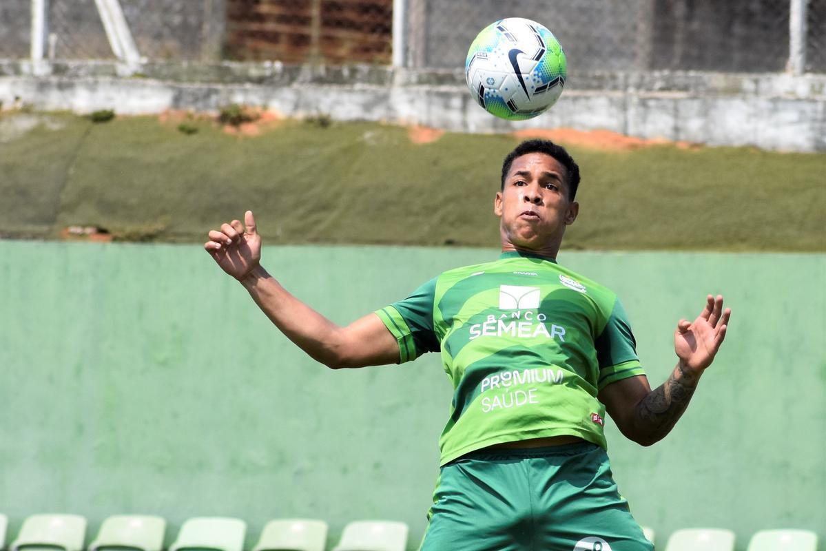 O atacante Vitão testou positivo para a COVID-19 em 23 de novembro, véspera do jogo contra o Juventude pela 23ª rodada da Série B.