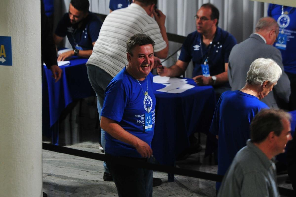 Fotos da eleio presidencial no Cruzeiro. Parque esportivo do Barro Preto, em BH, esteve lotado durante tarde e noite desta segunda-feira. Ex-presidente Alvimar de Oliveira Costa votou em Srgio Rodrigues