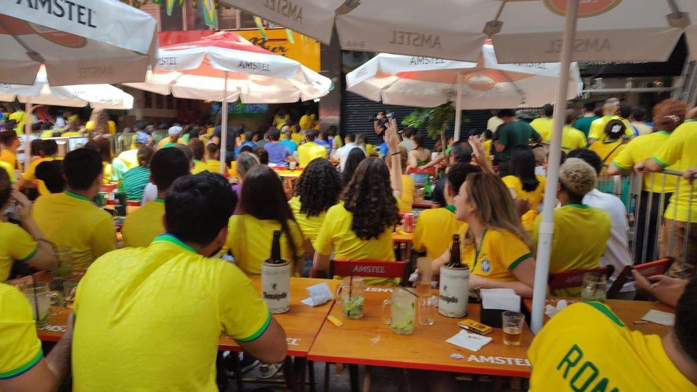 Na regio da Savassi, em BH, torcedores acompanharam o jogo entre Crocia e Brasil pelas quartas de final da Copa do Mundo