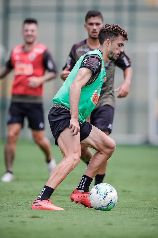 Depois do empate por 2 a 2 com o Cear, no Castelo, pela 22 rodada do Brasileiro, Atltico voltou aos treinos nesta segunda-feira na Cidade do Galo. Atividade teve vrias caras novas, diante do elevado nmero de atletas infectados pela COVID-19
