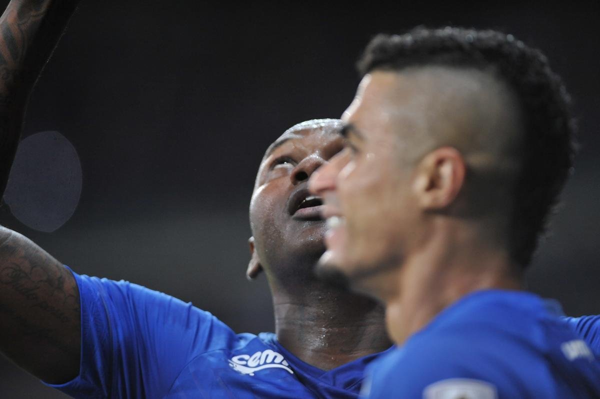 Sass arrematou de primeira na rea e mandou no ngulo esquerdo de Herrera: 5 a 0 Cruzeiro