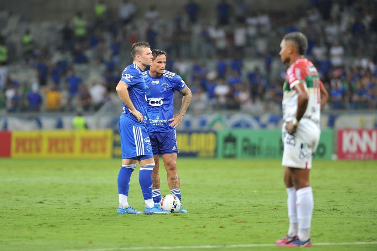 Com gol de Edu, Cruzeiro venceu Brusque por 1 a 0 no Mineiro pela segunda rodada da Srie B. Time e comisso tcnica comemoraram com a torcida no Gigante da Pampulha