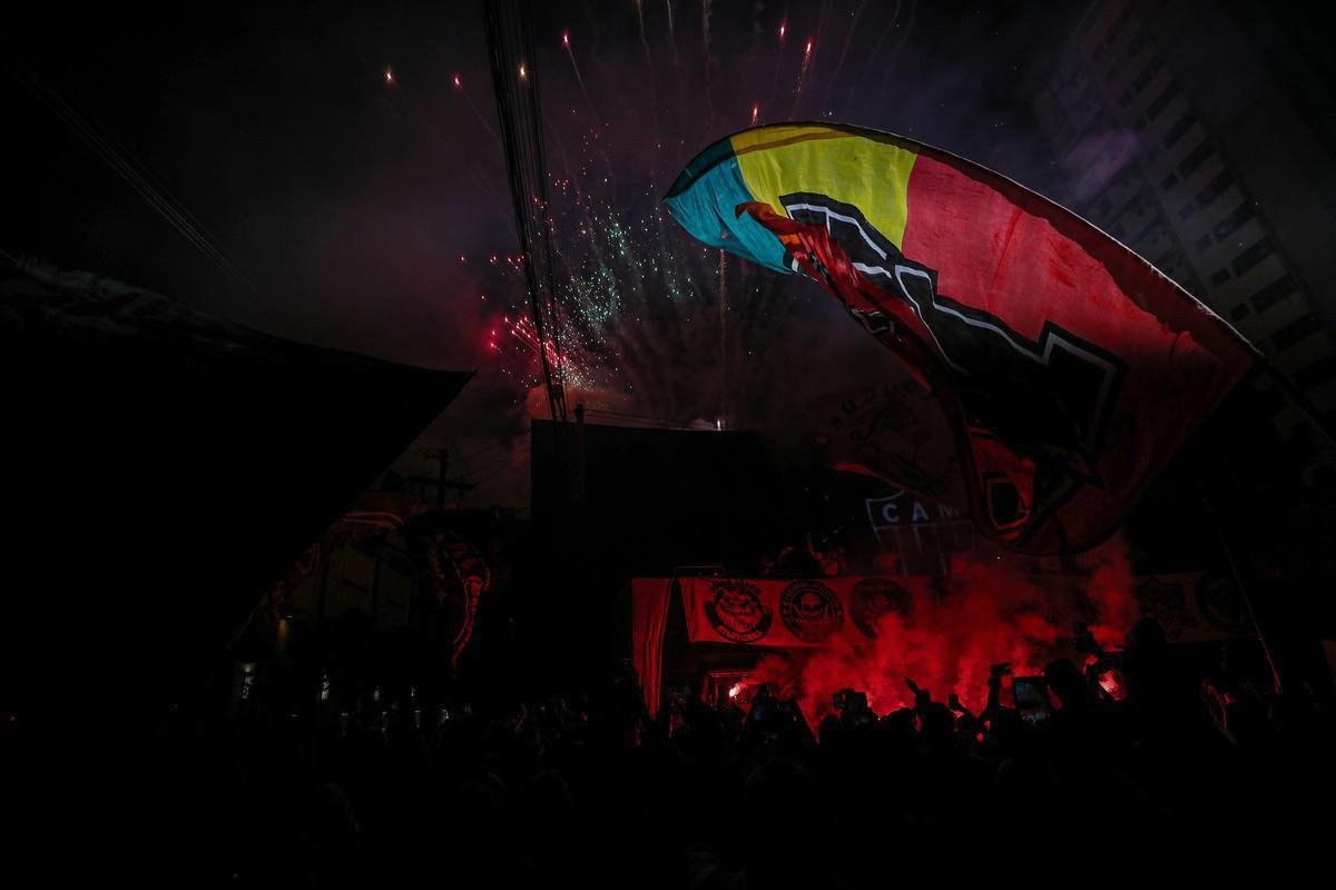 Torcedores do Atltico fizeram viglia em comemorao ao aniversrio de 114 anos do clube, na madrugada desta sexta-feira, na porta da sede de Lourdes