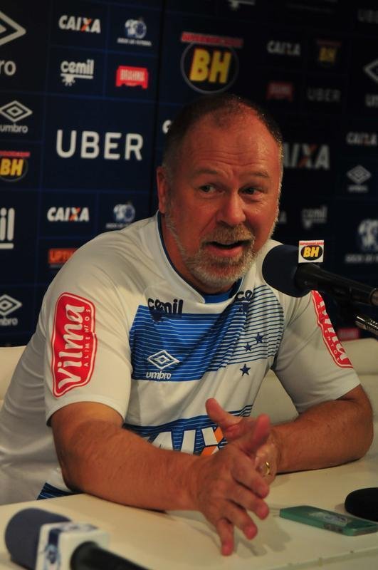 Cruzeiro iniciou temporada 2018 com reapresentao do elenco nesta quarta-feira; na foto, o tcnico Mano Menezes durante sua entrevista coletiva