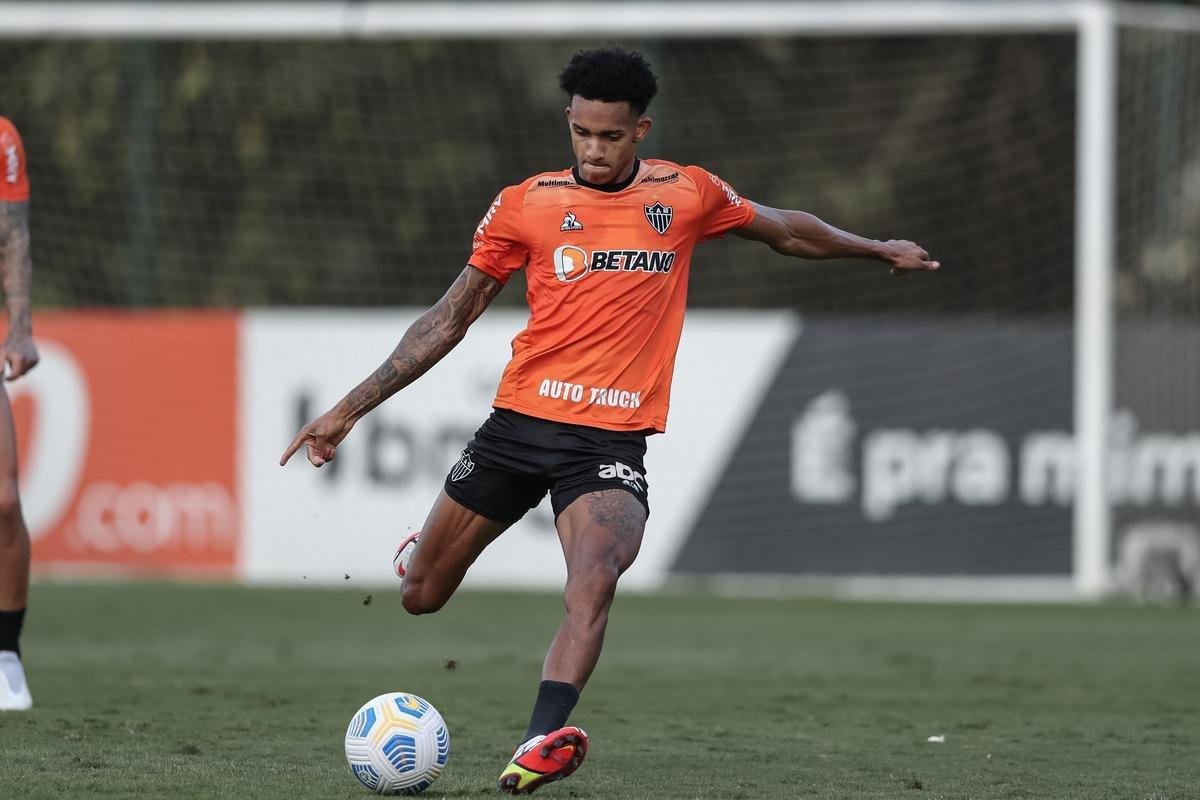 Com Guilherme Arana de volta, Cuca comanda atividade na Cidade do Galo