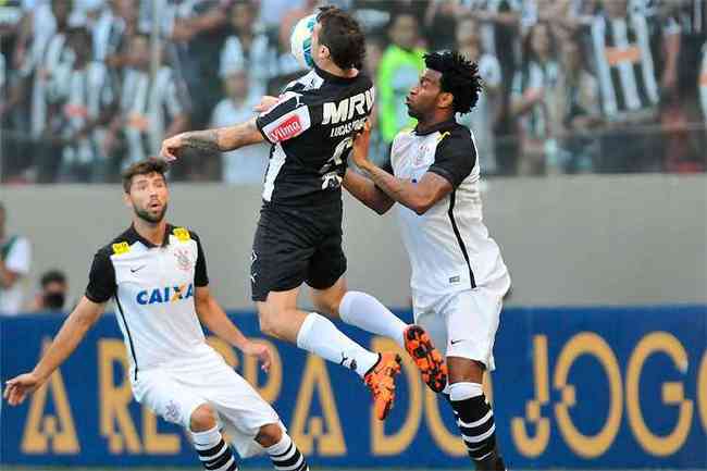 Bem marcado, Pratto no conseguiu xito contra dupla Felipe e Gil e pouco ameaou o gol do Corinthians