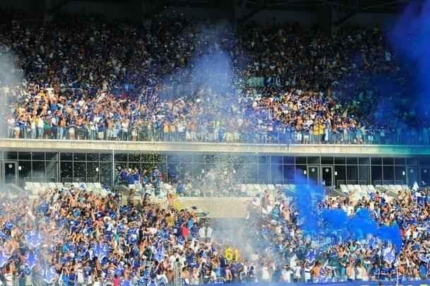 Imagens da torcida do Cruzeiro no clssico contra o Atltico, no Mineiro