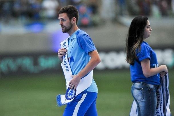 Jogadores, integrantes da comisso tcnica e dirigentes do Cruzeiro recebem faixas alusivas ao ttulo da Copa do Brasil