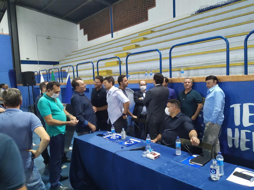 Ronaldo compareceu à votação da venda da SAF do Cruzeiro no Barro Preto e foi muito assediado por conselheiros do clube