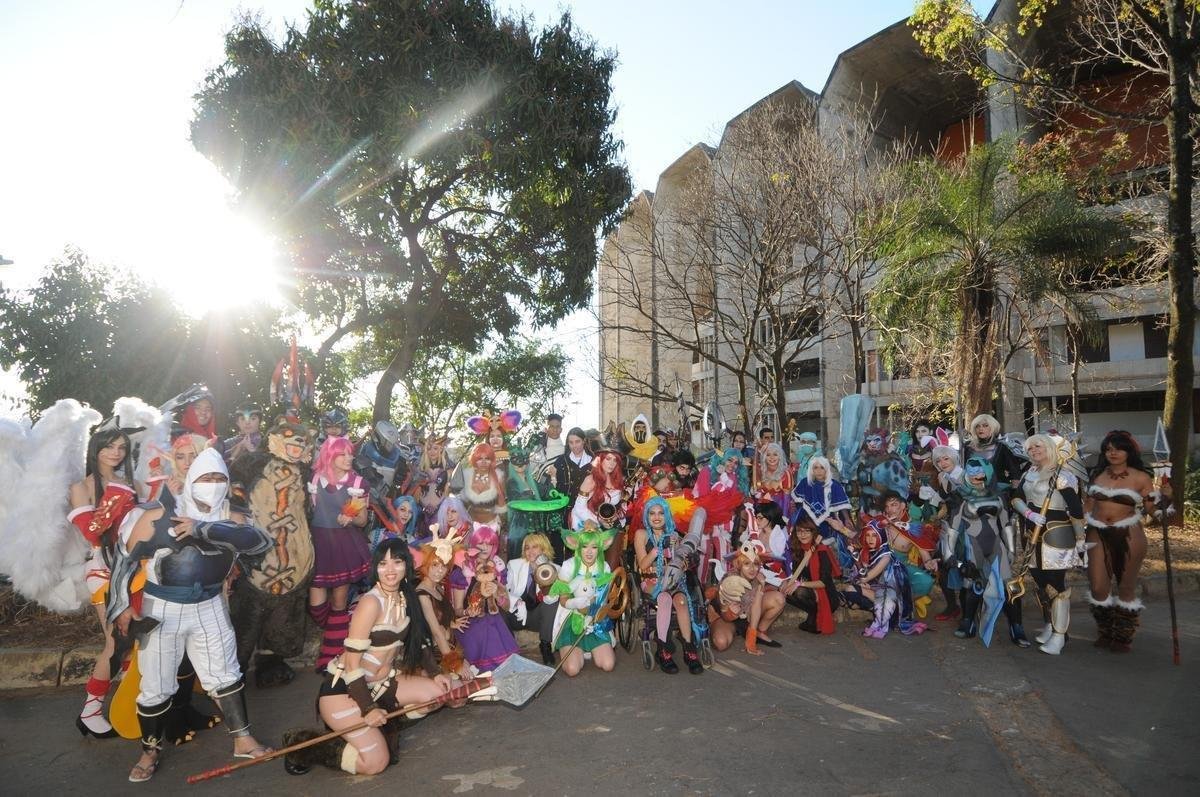 Equipes paiN Gaming e Team oNe duelam no Mineirinho para saber quem ser o vencedor do Campeonato Brasileiro de League of Legends (CBLoL), game de computador que virou febre no mundo inteiro. Durante o evento, cosplayers so uma das atraes, que chamam a ateno dos fs.
