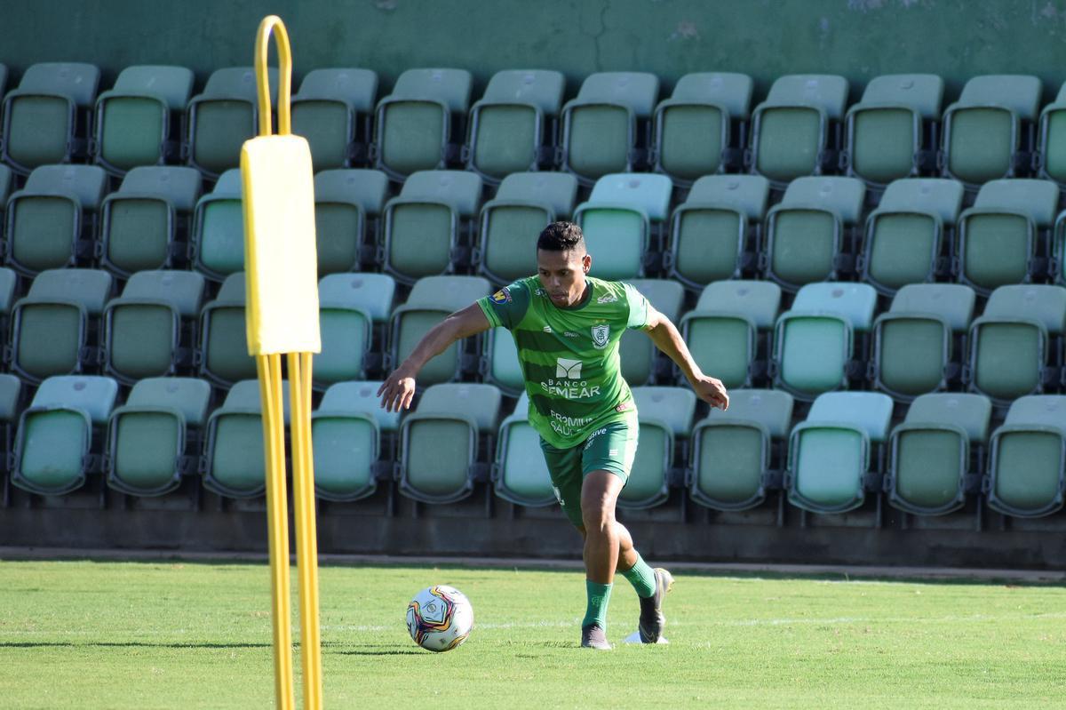 O América treinou na tarde desta segunda-feira (23), no CT Lanna Drumond, em Belo Horizonte. A atividade visou o confronto contra o Juventude, às 21h30 desta terça-feira (24), no Independência. A partida é válida pela 23ª rodada da Série B do Campeonato Brasileiro.