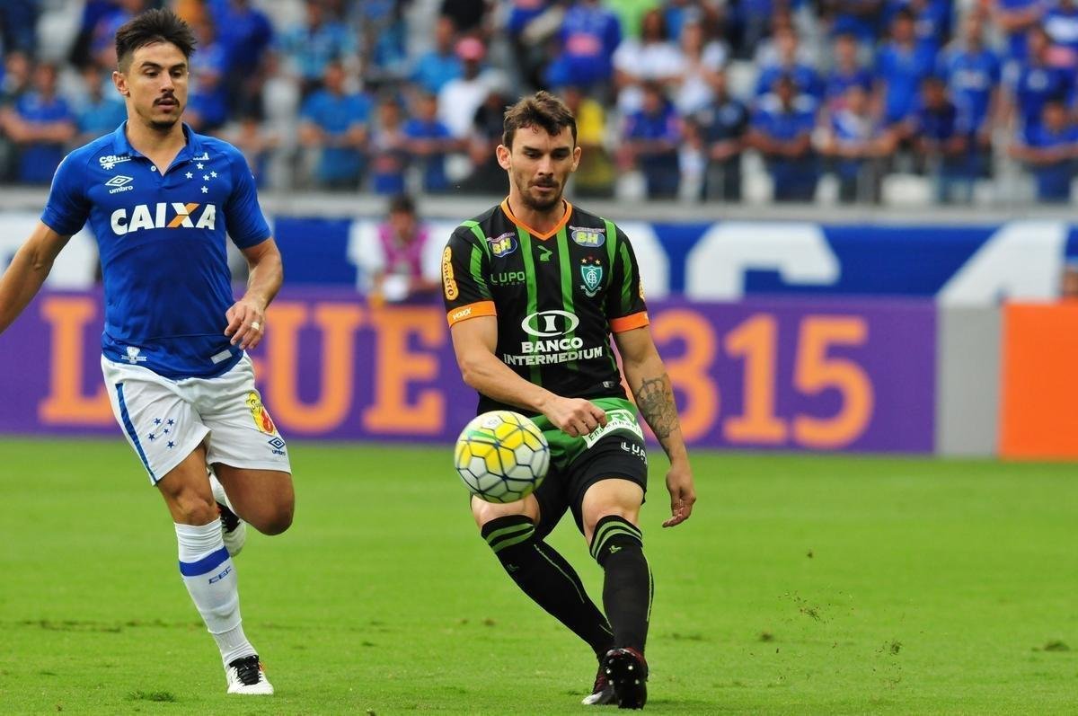 Sueliton (zagueiro) - cedido por uma temporada pelo Centro Sportivo Paraibano (CSP), o defensor teve a grande oportunidade da carreira no Amrica, j que em 2015 havia sido rebaixado  Srie C com o ABC. Sueliton disputou um nmero significativo de jogos na temporada (35) e marcou um gol. As atuaes irregulares, no entanto, abreviaram sua passagem pelo Lanna Drumond. Na sequncia da carreira, o zagueiro passou pelo prprio CSP, Cuiab e Vitria de Guimares-POR. Em 2018, disputar o Campeonato Paulista pelo Santo Andr.