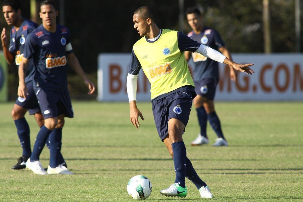 Mateus (zagueiro) - campeo da Srie B pela Portuguesa em 2011, veio para o Cruzeiro no ano seguinte e viveu seu momento de maior destaque ao marcar o gol de empate no clssico com o Atltico (2 a 2), no Independncia, pela 19 rodada do Brasileiro. O lance ocorreu aos 56 minutos do segundo tempo, pois o jogo ficou paralisado durante sete minutos em funo de objetos atirados em campo pelos torcedores celestes.
