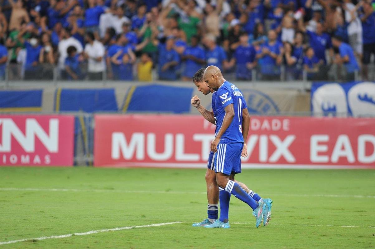 Edu marca gol da vit�ria do Cruzeiro sobre o Brusque, no Mineir�o, pela segunda rodada da S�rie B; veja as imagens da festa da torcida