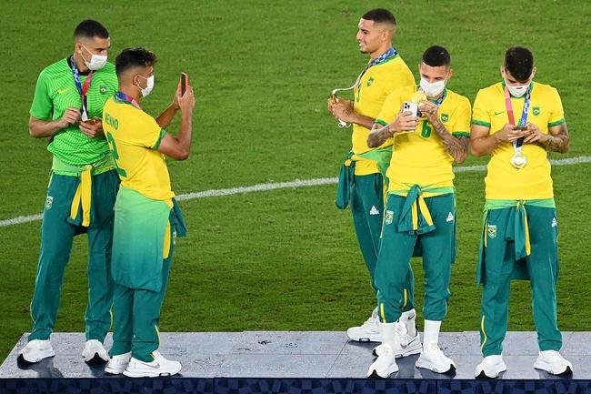 Jogadores da Sele��o Brasileira recebem a medalha de ouro pela conquista ol�mpica no futebol