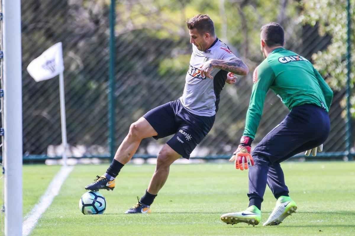No treinamento desta sexta-feira, Rogrio Micale comandou uma atividade em campo reduzido de ataque contra defesa