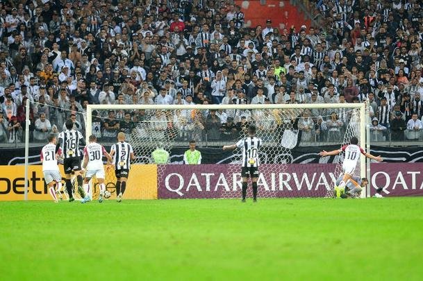 Pulga Rodrguez converteu pnalti cometido por Elias e diminuiu para o Coln: 2 a 1