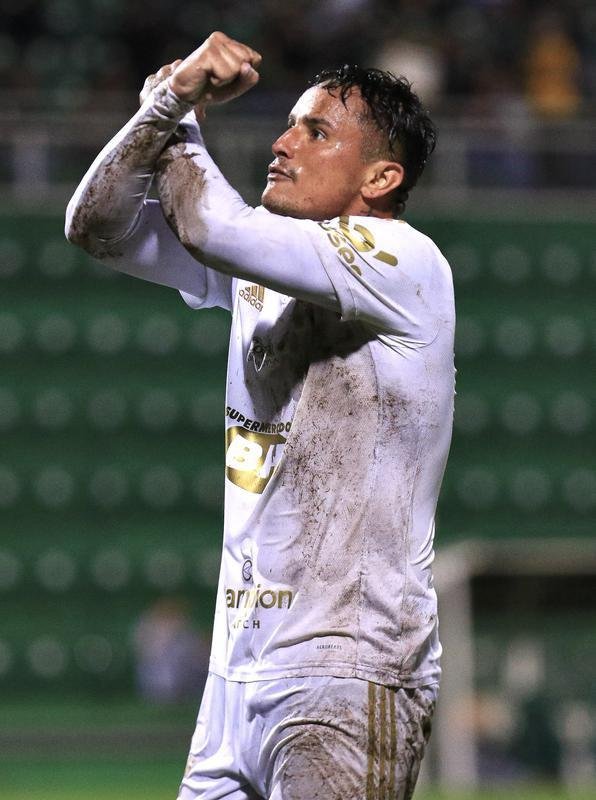 Cruzeiro venceu a Chapecoense por 2 a 0 na Arena Cond, em Chapec, neste sbado (30), pela quinta rodada da Srie B. Gols foram de Geovane e Edu, na etapa final