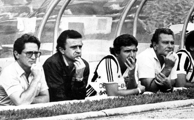 Mussula tambm foi tcnico do Atltico nos anos de 1975, 1978, 1983, 1993 e 1995. Esta foto, no banco do Mineiro,  de 1983