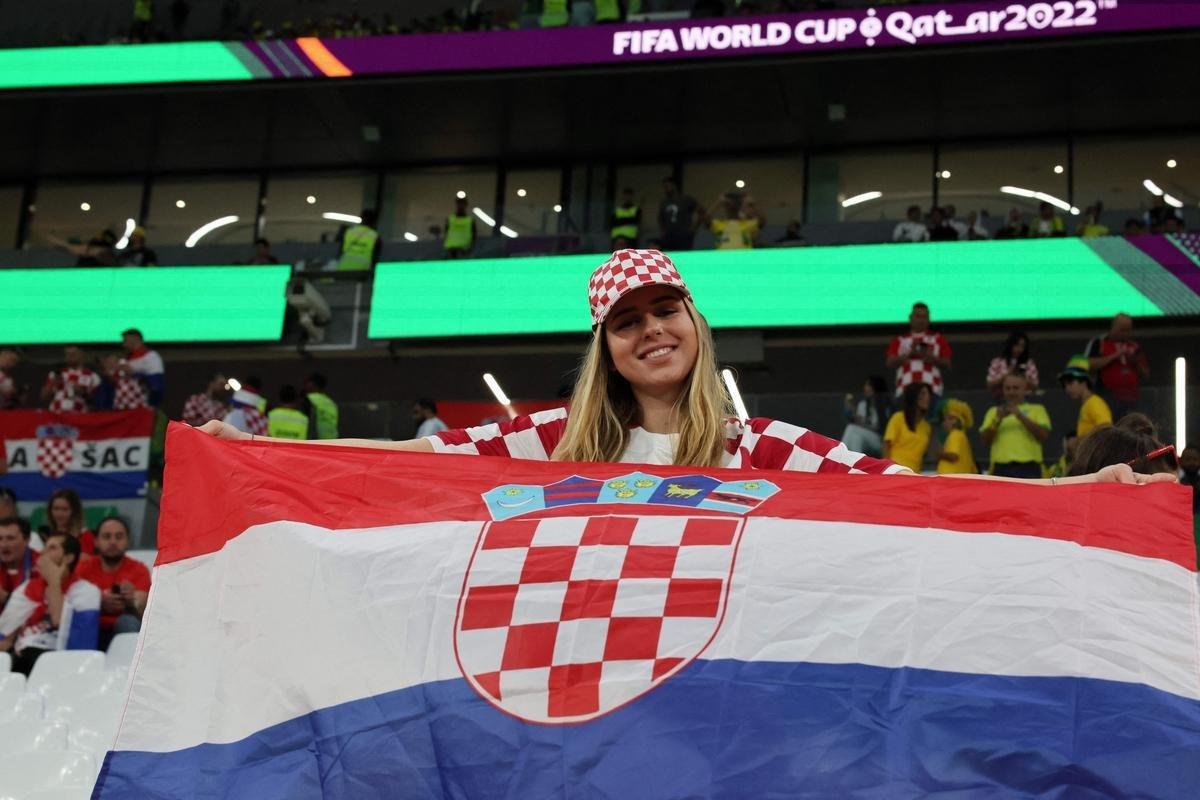 Fotos das torcidas de Brasil e Crocia no Estdio da Educao, em Al-Rayyan, no Catar, em duelo pelas quartas de final da Copa do Mundo