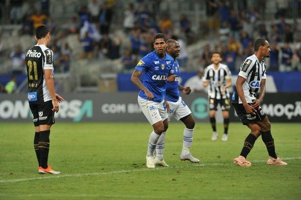 Em jogo com grande atuao do goleiro Fbio, Cruzeiro derrotou Santos de virada, por 2 a 1, com gols de Sass e Raniel; Gabriel Barbosa marcou para o Peixe, no Mineiro, pela 26 rodada do Brasileiro