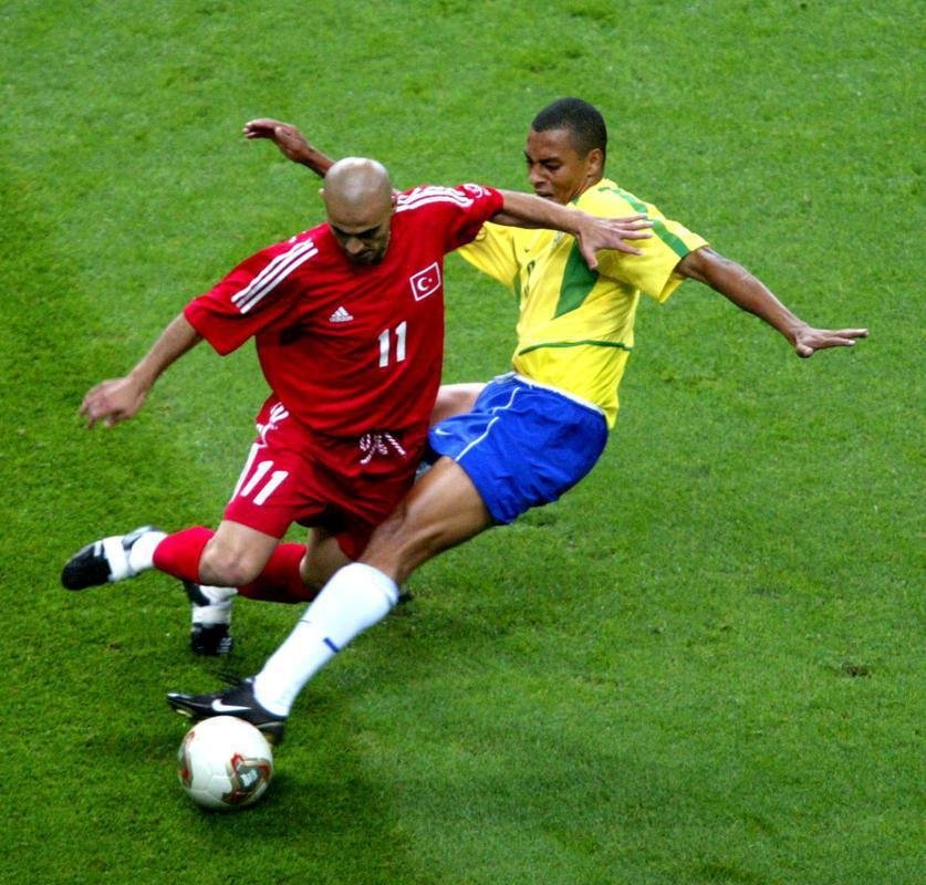 Volante Gilberto Silva em ao contra a Seleo da Turquia, na campanha vitoriosa do Brasil na Copa do Mundo de 2002 (Coria do Sul e Japo). Jogador tambm disputou os Mundiais de 2006 (Alemanha) e 2010 (frica do Sul) antes de voltar ao Atltico, em 2013.