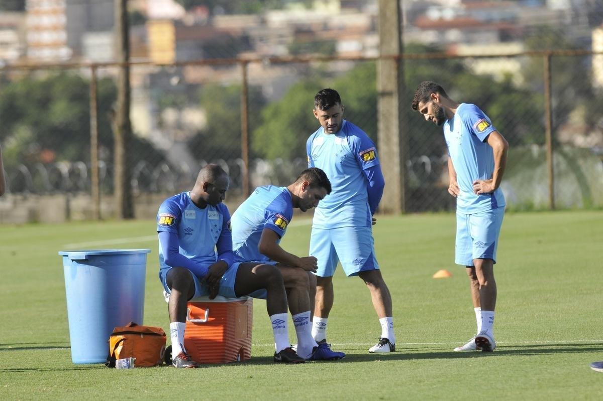 Treino do Cruzeiro nesta segunda marcou o batismo do colombiano Luis Orejuela, reforo para 2019