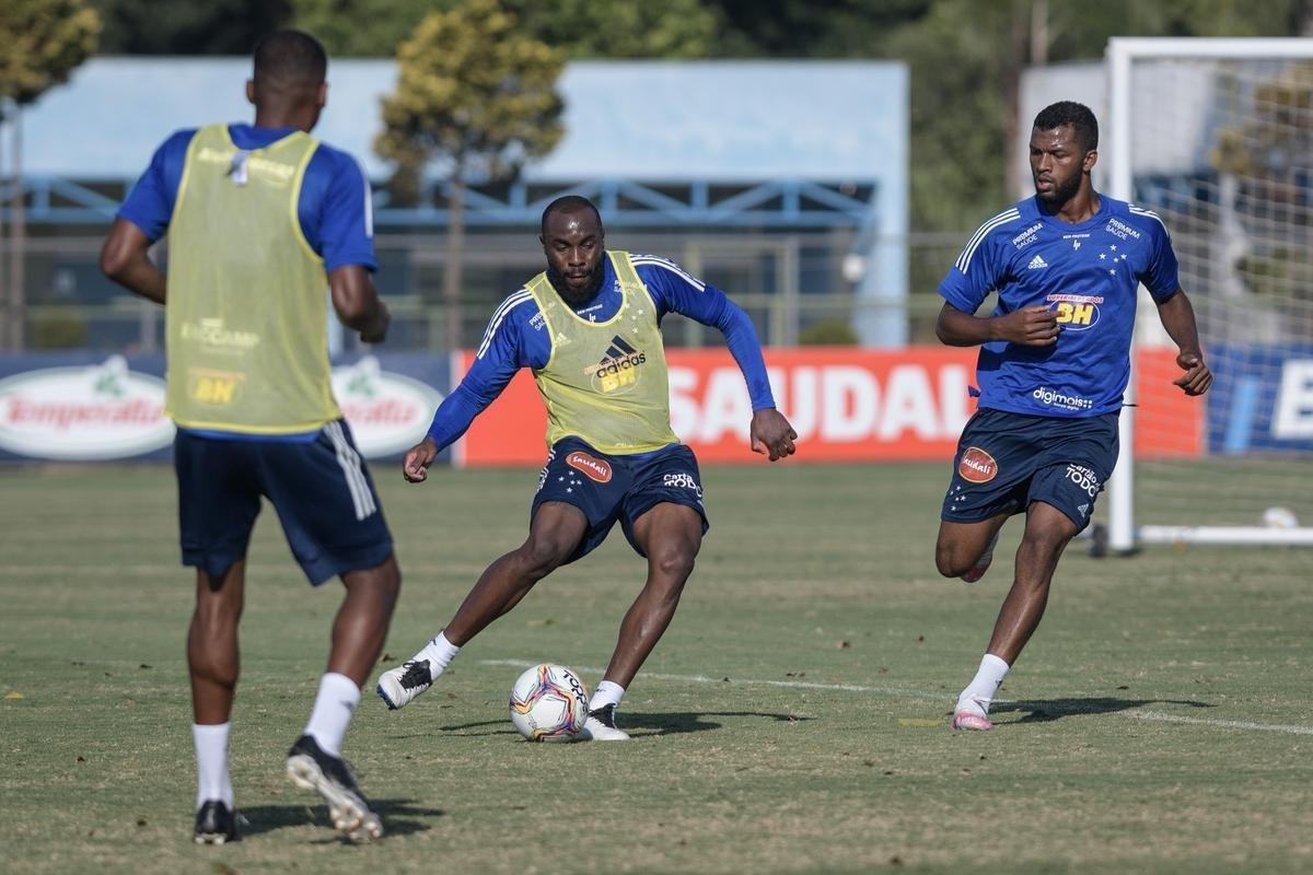 Fotos do primeiro treino do Cruzeiro, na Toca da Raposa II, sob o comando de Ney Franco. Treinador de 54 anos foi oficializado nesta quarta-feira