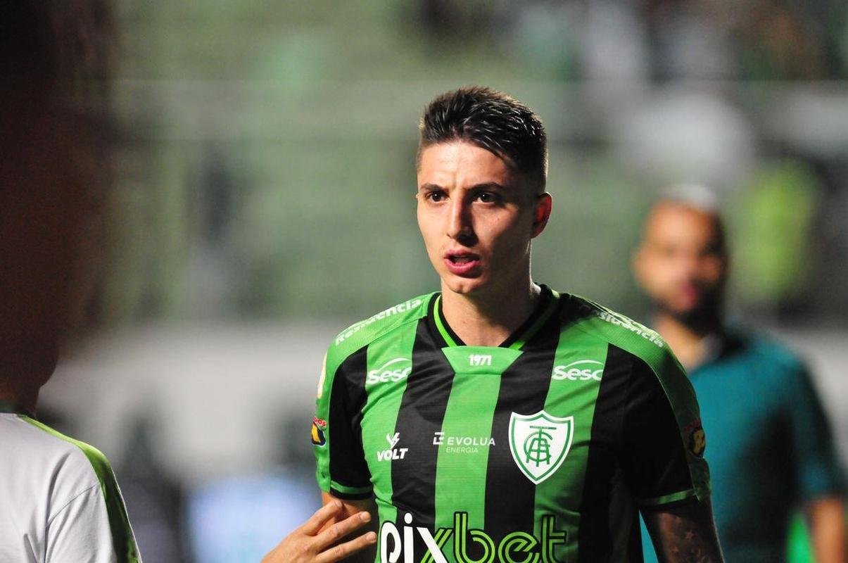 Jogadores e comisso tcnica festejaram muito a vitria com a torcida no dia do aniversrio de 110 anos do Amrica