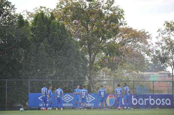 Jogadores do Cruzeiro trabalharam em tom descontrado na Toca da Raposa antes de final com Flamengo