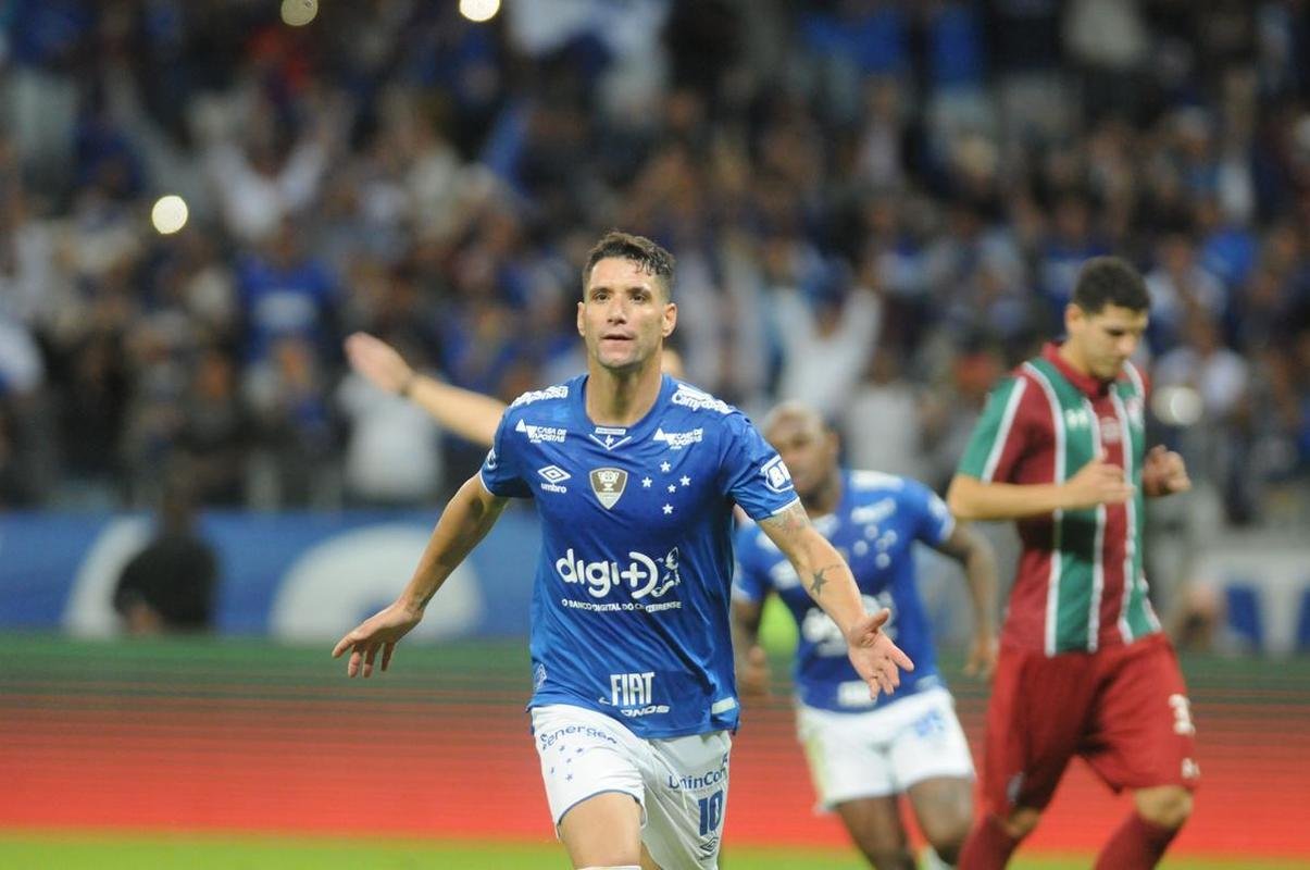 No segundo tempo, Cruzeiro perdeu pnalti com Sass, mas chegou  virada em nova cobrana, dessa vez bem executada por Thiago Neves: 2 a 1