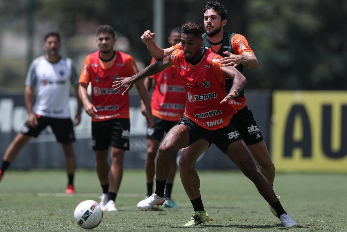 Com seriedade, mas tambm descontrao, o Atltico treinou sob sol forte na manh desta sexta-feira (21), na Cidade do Galo, em Vespasiano. Este foi o quinto dia de pr-temporada para o clube mineiro em 2022, sob o comando do tcnico argentino Antonio 'El Turco' Mohamed. Novas baixas, o volante Allan e o atacante Keno testaram positivo para COVID-19 e no participaram das atividades (ambos cumprem perodo de sete dias de isolamento social).
