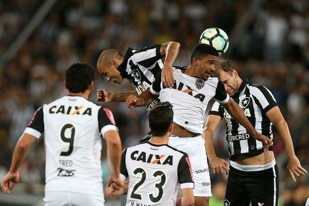 Lance de Botafogo x Atltico, jogo vlido pela 12 rodada do Campeonato Brasileiro