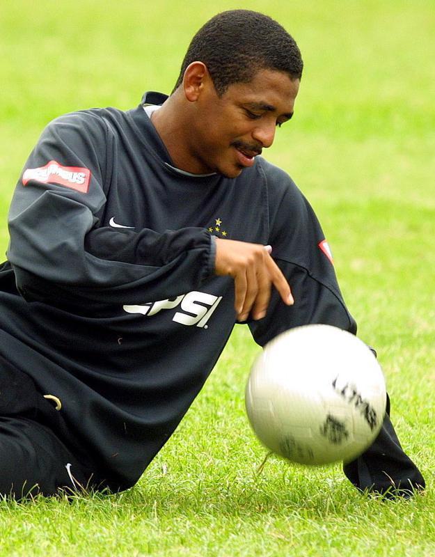 Vampeta, dolo do Corinthians, foi preso no  Kuwait flagrado em blitz com seis litros de vinho caseiro. No pas,  proibido o consumo de bebida alcolica