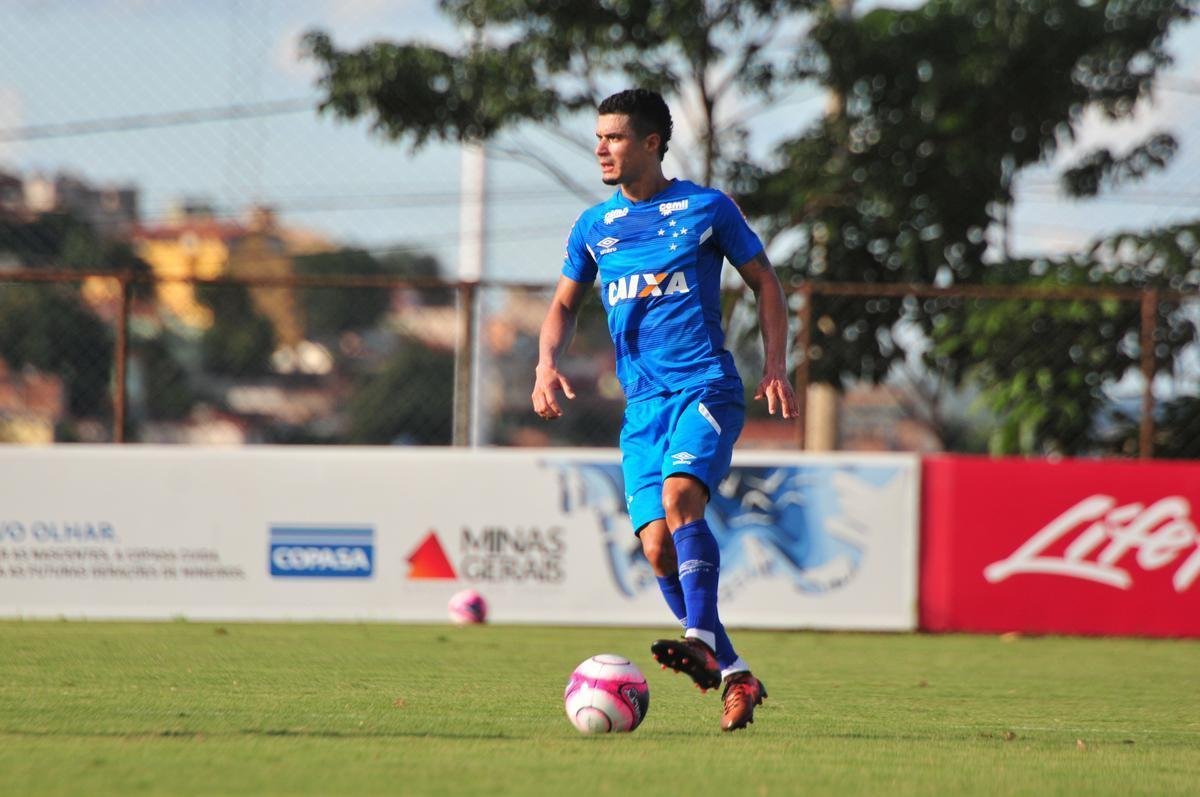 Sem Thiago Neves, que est com desgaste na panturrilha, Mano Menezes escalou o time titular do Cruzeiro no coletivo com Fbio; Lucas Romero, Leo, Murilo e Egdio; Henrique e Ariel Cabral; Robinho, Arrascaeta e Rafinha; Fred. Os reservas atuaram com Rafael; Arthur, Digo, Manoel e Marcelo Hermes; Lucas Silva, Nonoca e Bruno Silva; Rafael Marques, Rafael Sobis e Judivan