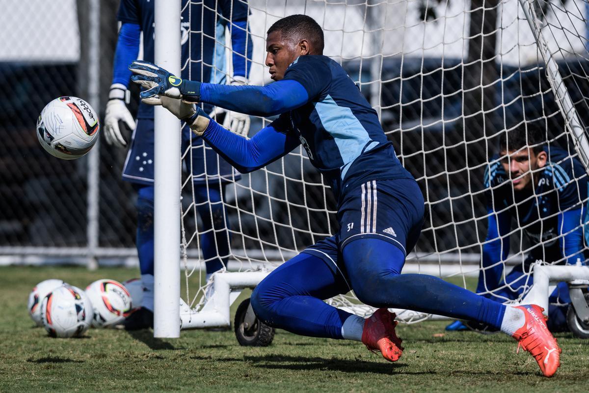 Fotos do treino do Cruzeiro nesta quinta-feira (4), na Toca da Raposa II, em Belo Horizonte. Time celeste enfrentar o Tombense no sbado, s 19h, no Mineiro, pela Srie B.
