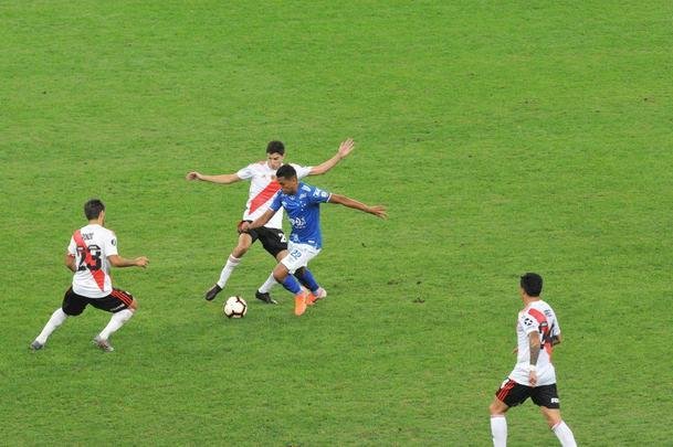 River teve boas chances no primeiro tempo e parou nas defesas de Fbio