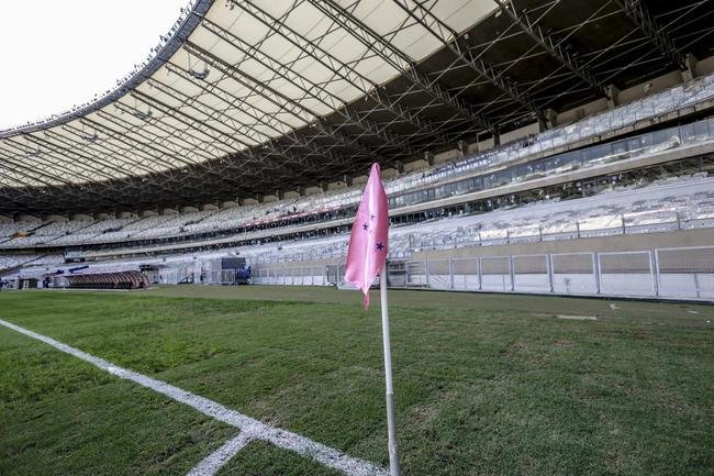 Em preliminar de Cruzeiro x Ituano pela Srie B, o time feminino da Raposa, conhecido como Cabulosas, goleou o Araguari por 8 a 0 pela terceira rodada do Campeonato Mineiro Feminino. Equipe cruzeirense estreou o uniforme rosa, confeccionado pela Adidas em homenagem  campanha Outubro Rosa, de conscientizao contra o cncer de mama