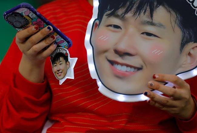 Torcedores de Coreia do Sul e Portugal no jogo vlido pela ltima rodada do Grupo H da Copa do Mundo 