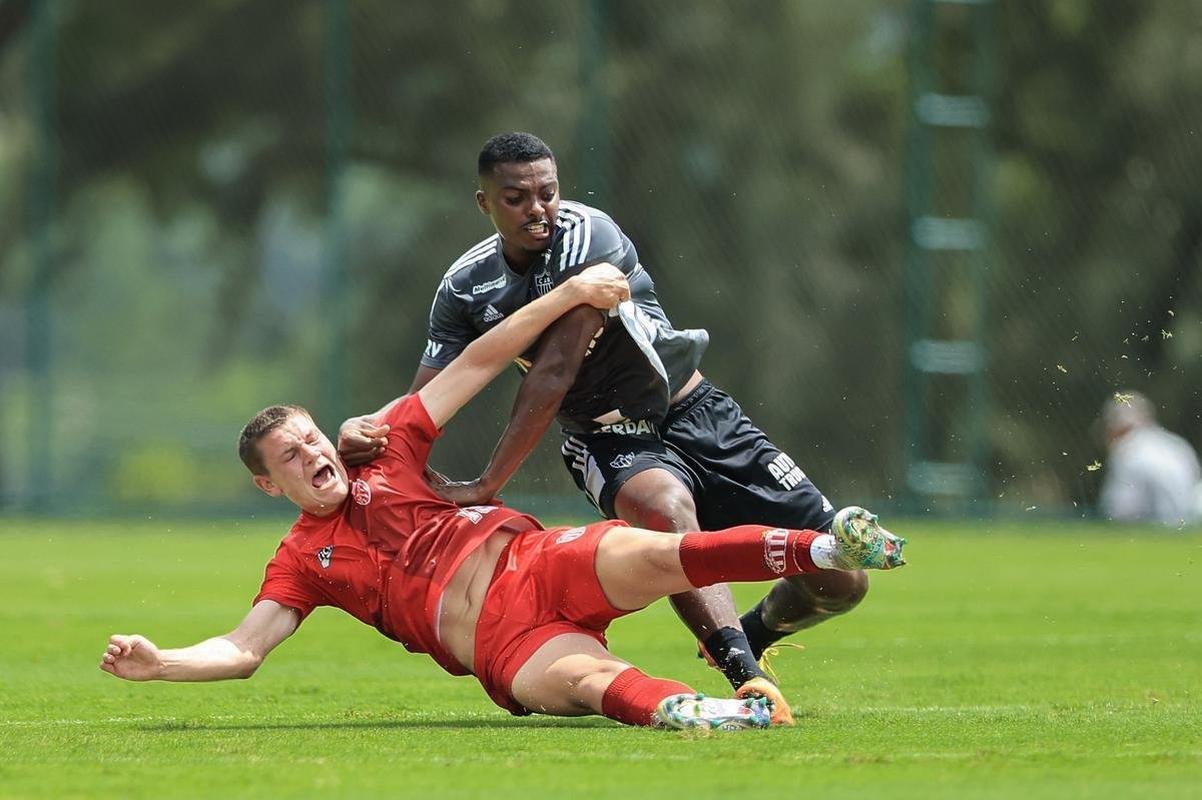 No primeiro jogo-treino, Atltico empatou com o Villa Nova por 1 a 1. Hulk marcou pelo Galo.