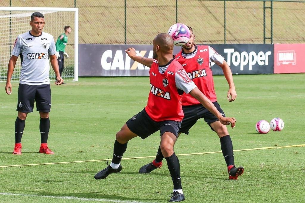Imagens do treino coletivo comandado por Oswaldo de Oliveira
